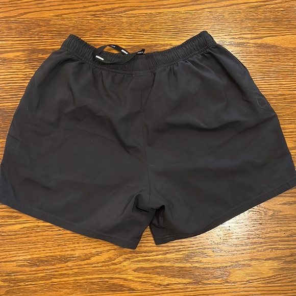 Men’s small gym shark black shorts with zipper pockets. - Picture 5 of 5